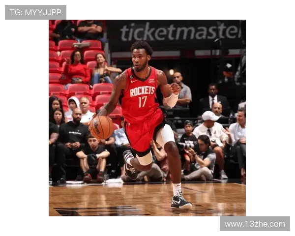 伊森回归首战抢断上篮得分 感受赛场激情与速度的碰撞